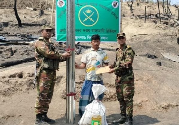ফারুয়ায় অগ্নিকাণ্ডে ক্ষতিগ্রস্তদের পাশে সেনাবাহিনী