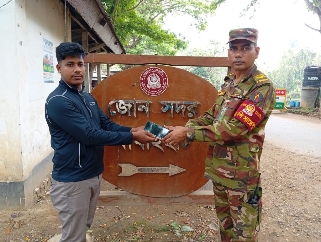 সাজেকে পর্যটকের হারানো মোবাইল উদ্ধার করে ফেরত দিল সেনাবাহিনী
