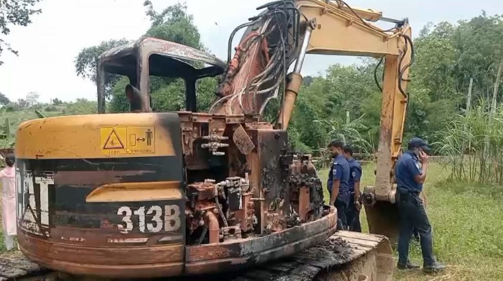 গুইমারায় পিলাক খাল খননের স্কেভেটর পুড়িয়ে দিয়েছে দুর্বৃত্তরা