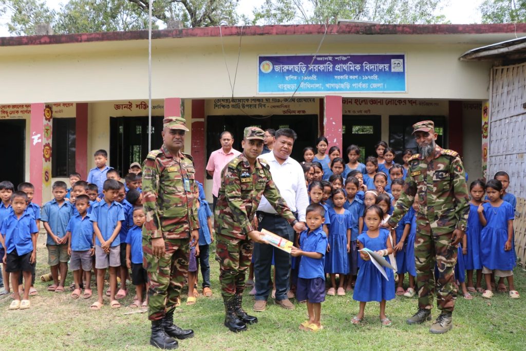 জারুলছড়ি প্রাথমিক বিদ্যালয়ে শিক্ষা সামগ্রী বিতরণ করেছে সেনাবাহিনীর দীঘিনালা জোন