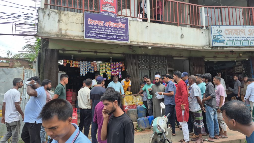 খাগড়াছড়িতে গ্যাসের বোতলে পানি; দুই প্রতিষ্ঠানকে ২৫ হাজার টাকা জরিমানা