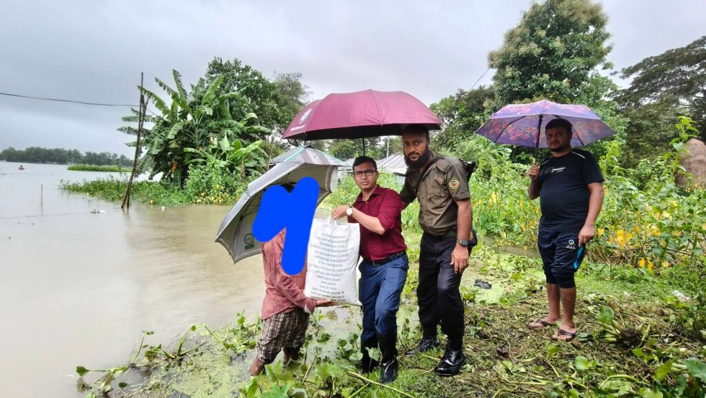 রামগড়ে পানি বন্ধি মানুষের খবর নিয়ে ত্রাণ সহায়তা দিলেন ইউএনও কাজী শামীম