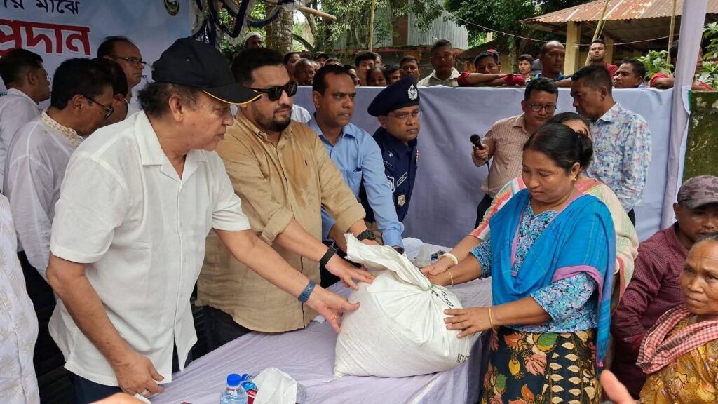 খাগড়াছড়িতে বন্যাদুর্গতদের মাঝে পার্বত্য চট্টগ্রাম বিষয়ক প্রতিমন্ত্রীর ত্রাণ বিতরণ