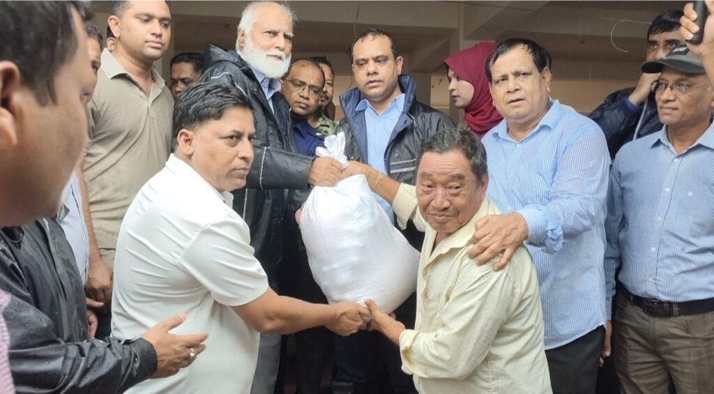 খাগড়াছড়িতে দুর্গত এলাকা পরিদর্শনে প্রতিমন্ত্রী: উদ্ধার ও ত্রাণ কার্যক্রমে কোনো কমতি নেই