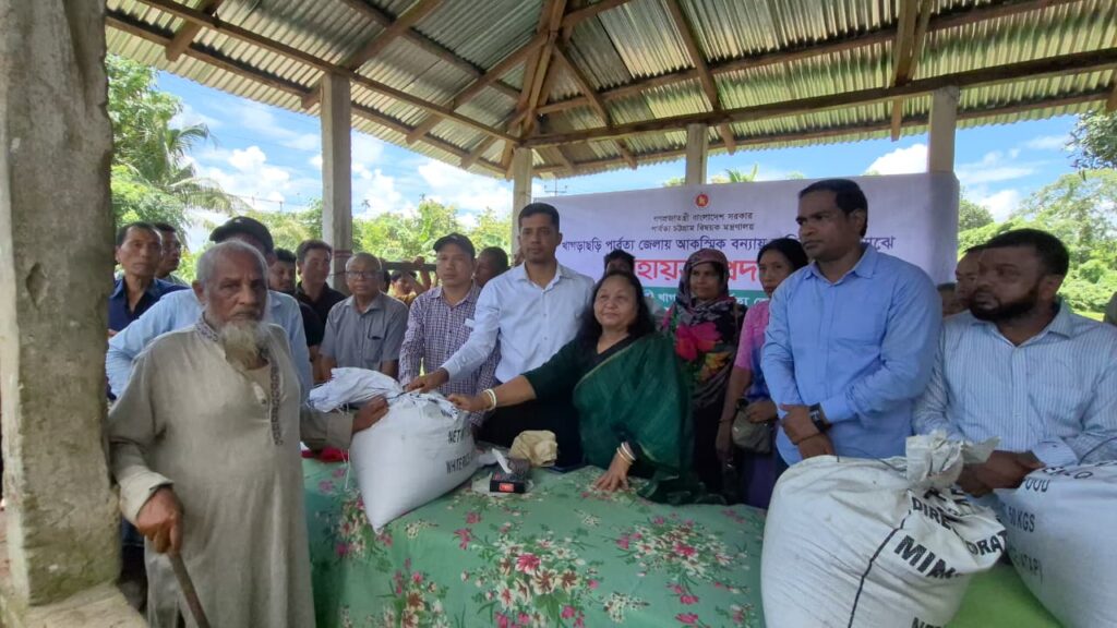 খাগড়াছড়িতে বন্যাদুর্গত ৫০০ পরিবারের মাঝে জেলা পরিষদের ত্রাণ বিতরণ