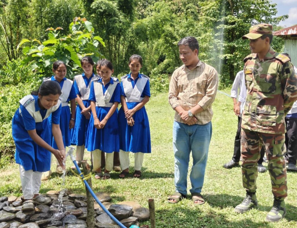 দুর্গম পাহাড়ি এলাকায় সুপেয় পানির ব্যবস্থা, শিক্ষার্থীদের শিক্ষা উপকরণ দিল সেনাবাহিনী