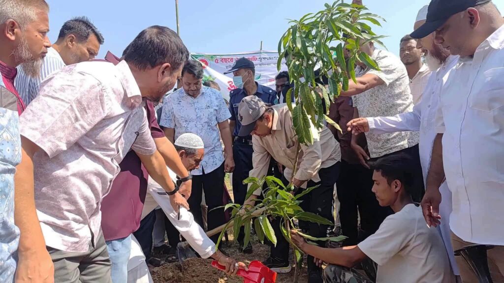 রামগড়ে বৃক্ষরোপণ কর্মসূচির উদ্বোধন করলেন ওয়াদুদ ভূইয়া এমপি